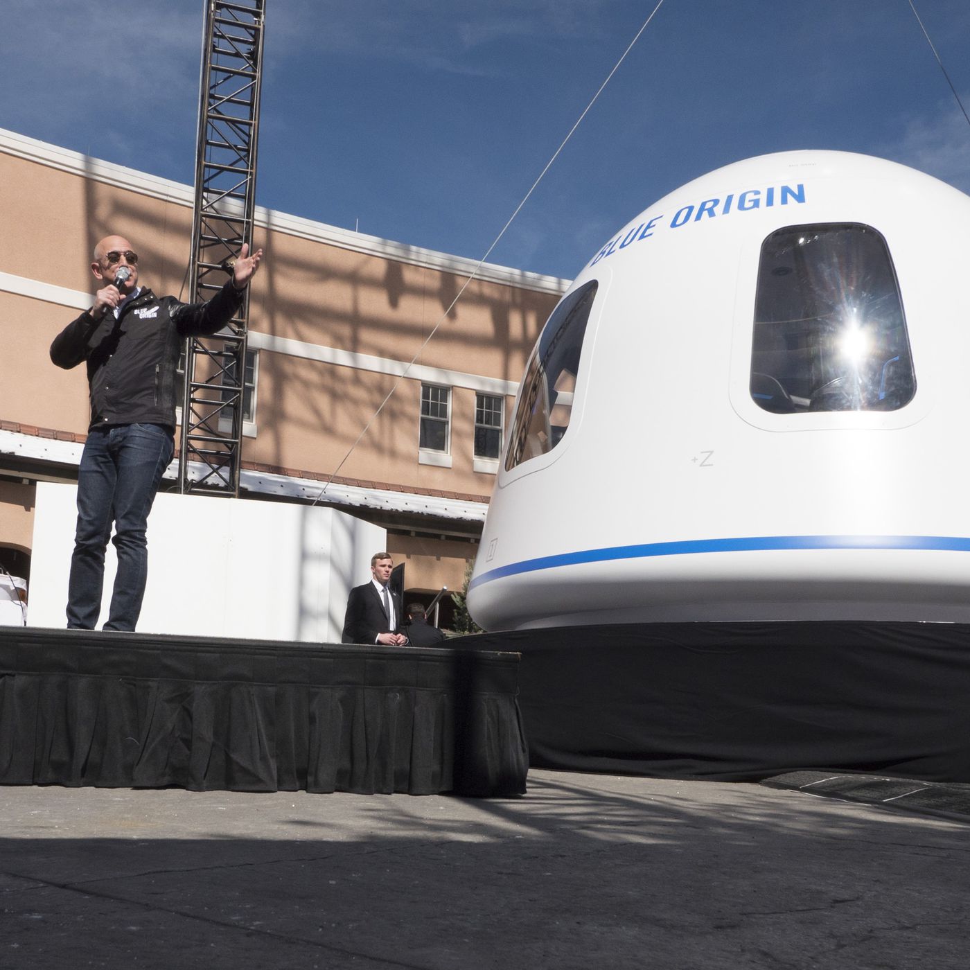 Rp355 Miliar untuk Jalan-jalan ke Luar Angkasa Bersama Jeff Bezos